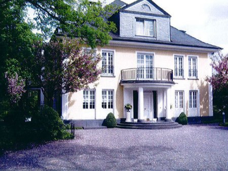 KÖLN-MARIENBURG, GROSSE VILLA IM KLASSISCHEN STIL